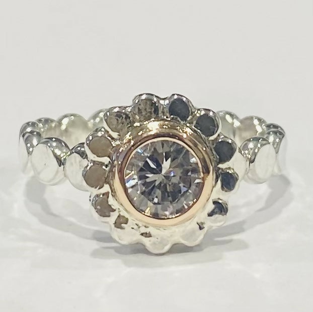 Petite Circle Flower Ring